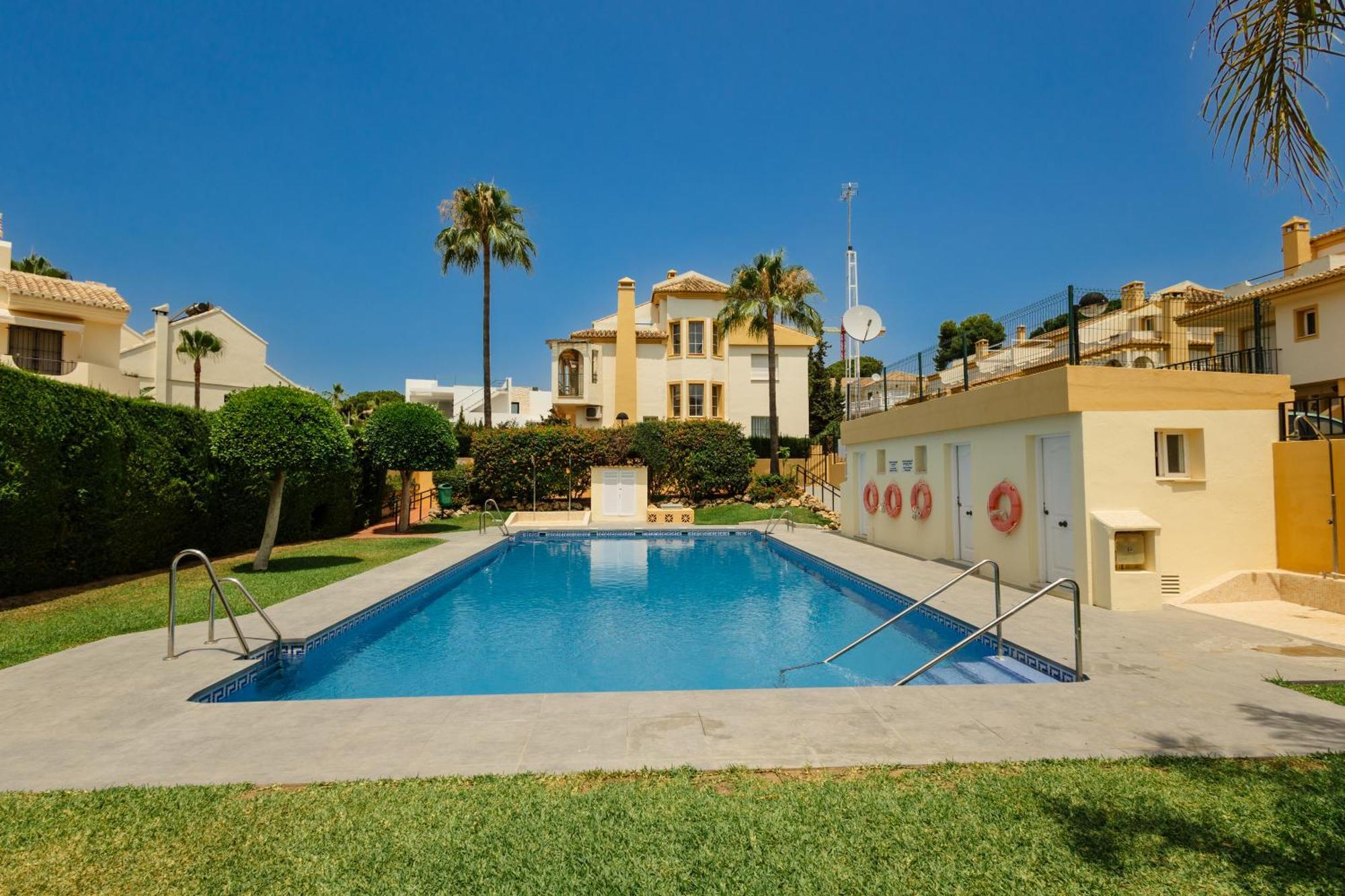 Beautiful Townhouse Walking Distance To The Beach In Costabella, Марбелья Экстерьер фото