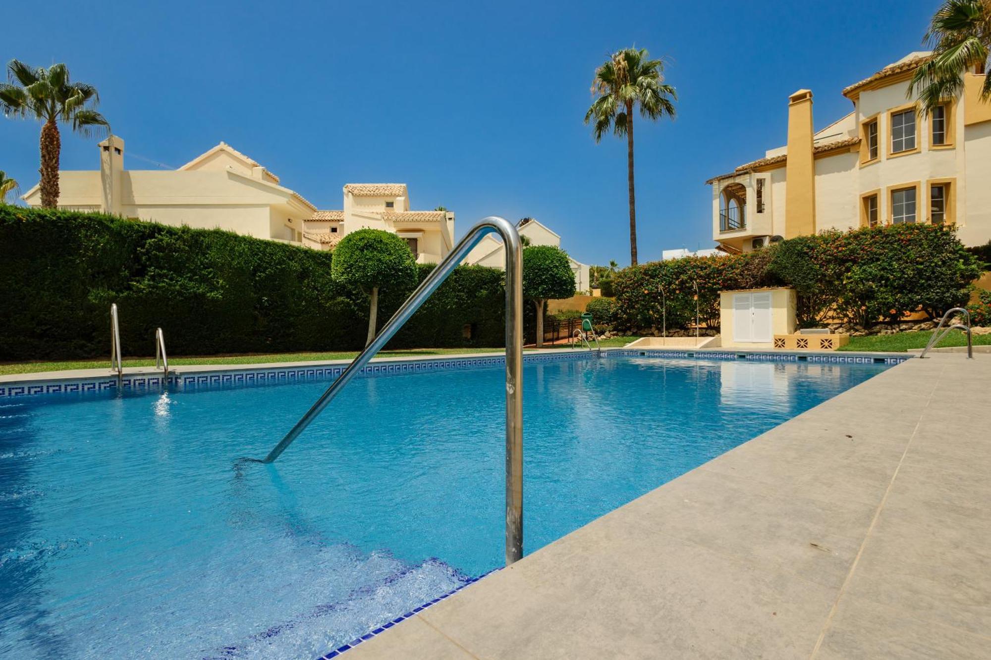 Beautiful Townhouse Walking Distance To The Beach In Costabella, Марбелья Экстерьер фото