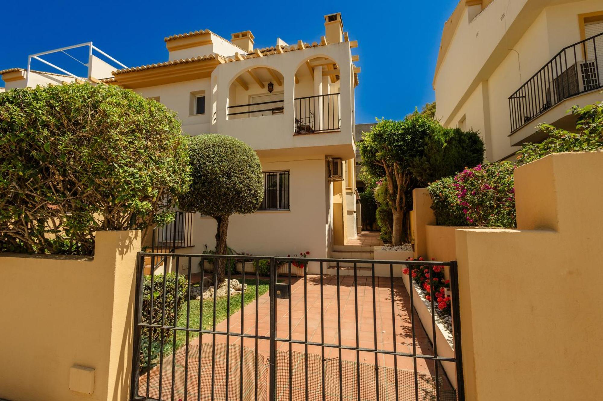 Beautiful Townhouse Walking Distance To The Beach In Costabella, Марбелья Экстерьер фото